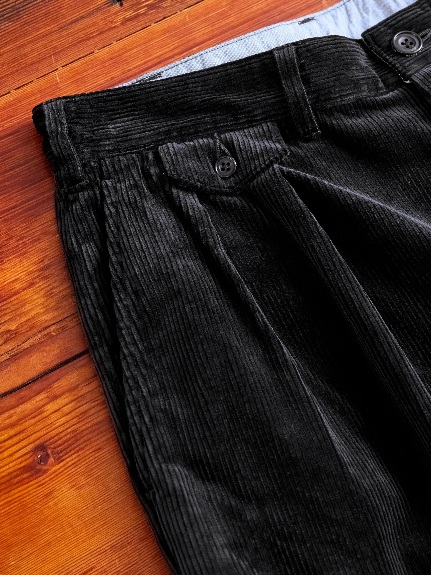 2-Pleat Corduroy Trousers in Charcoal Grey